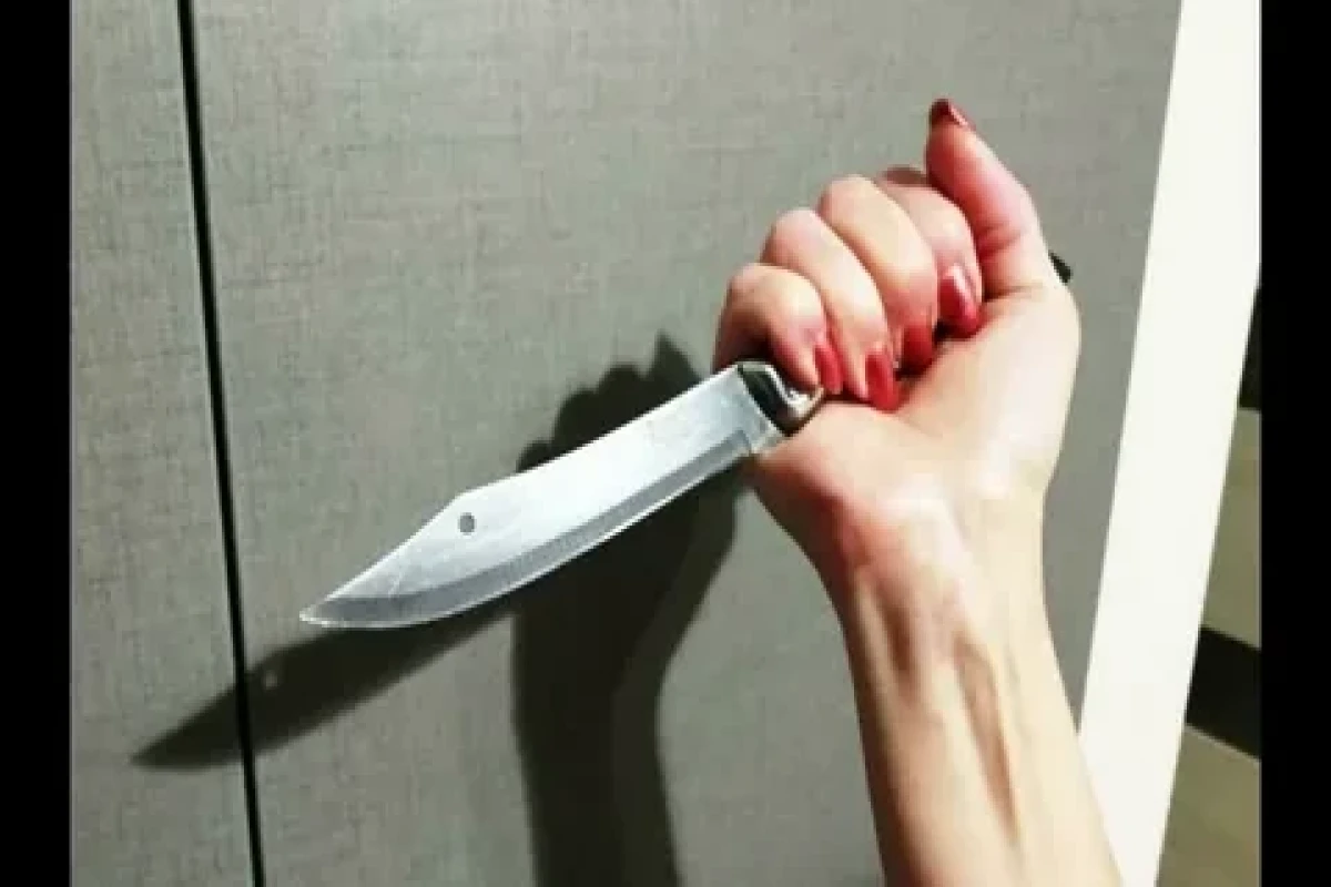 Şirvanda 36 yaşlı qadın özünü bıçaqlayıb