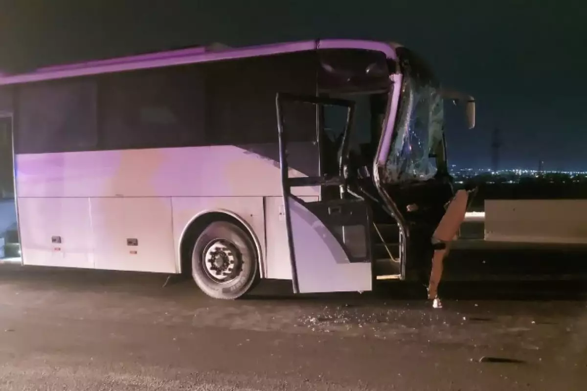 Bakı-Xudat marşrut avtobusu yük avtomobili ilə toqquşub, yaralanan var - FOTO