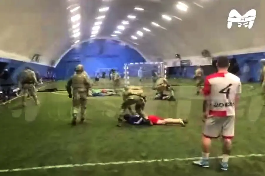 Rusiyada futbolçular qanunsuz miqrant adıyla belə saxlanıldılar - VİDEO
