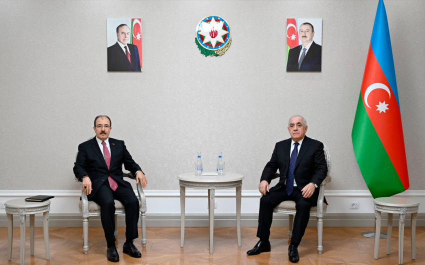 Əli Əsədov Cahit Bağçını fəaliyyət müddətinin bitməsi ilə əlaqədar qəbul edib