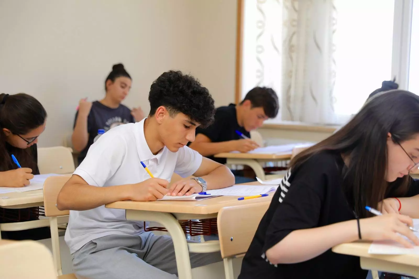 DİM: 7 nəfərdə mobil telefon, 2 nəfərdə isə “ağıllı” saat aşkarlanıb