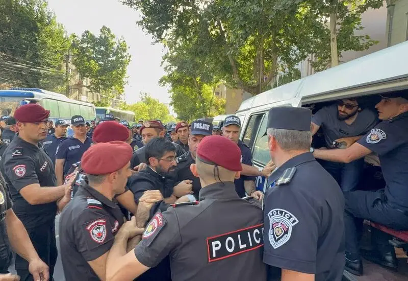 Ermənistanda polis arxiyepiskop tərəfdarlarını saxlayıb