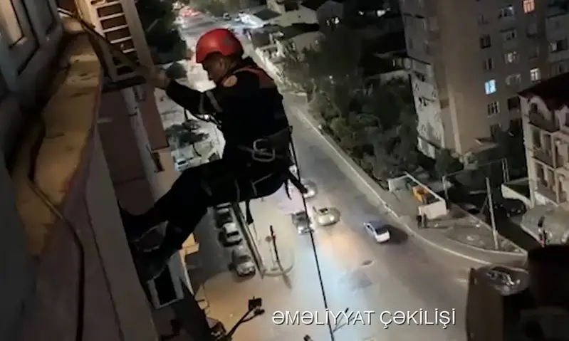 Mənzildə köməksiz vəziyyətdə qalan şəxslər xilas edilib - VİDEO