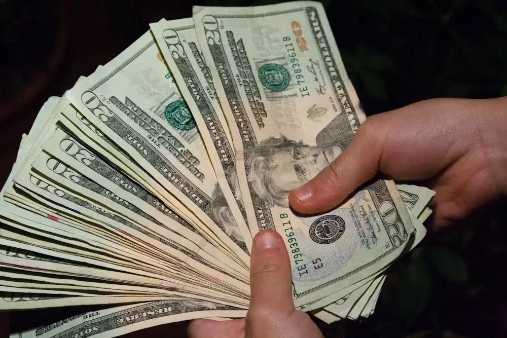 "Forbes": Dünyada ilk dəfə üç nəfər 200 milyard dollardan çox sərvətə sahibdir