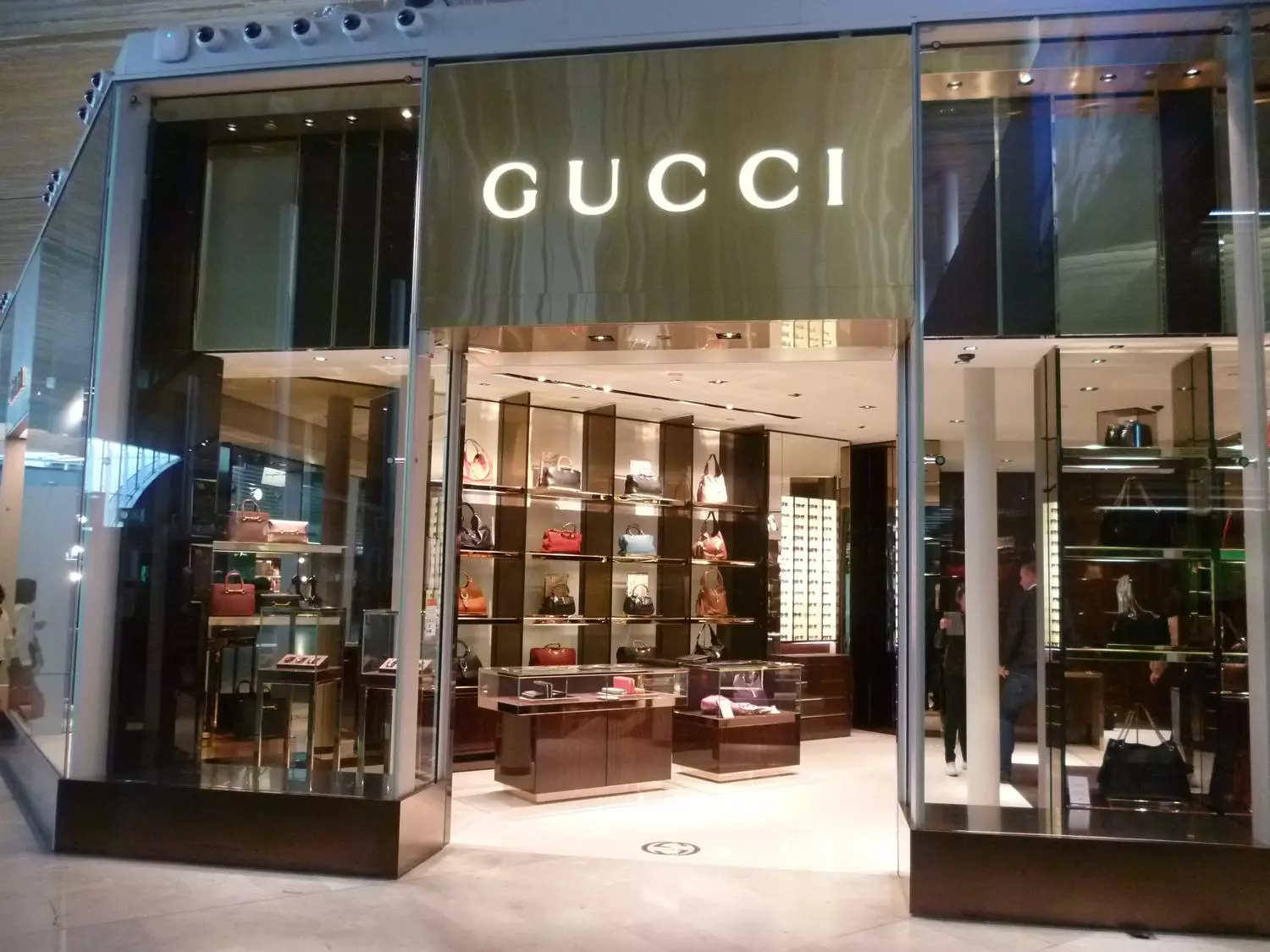 "Gucci"nin sahibinin gəliri 12% azaldı