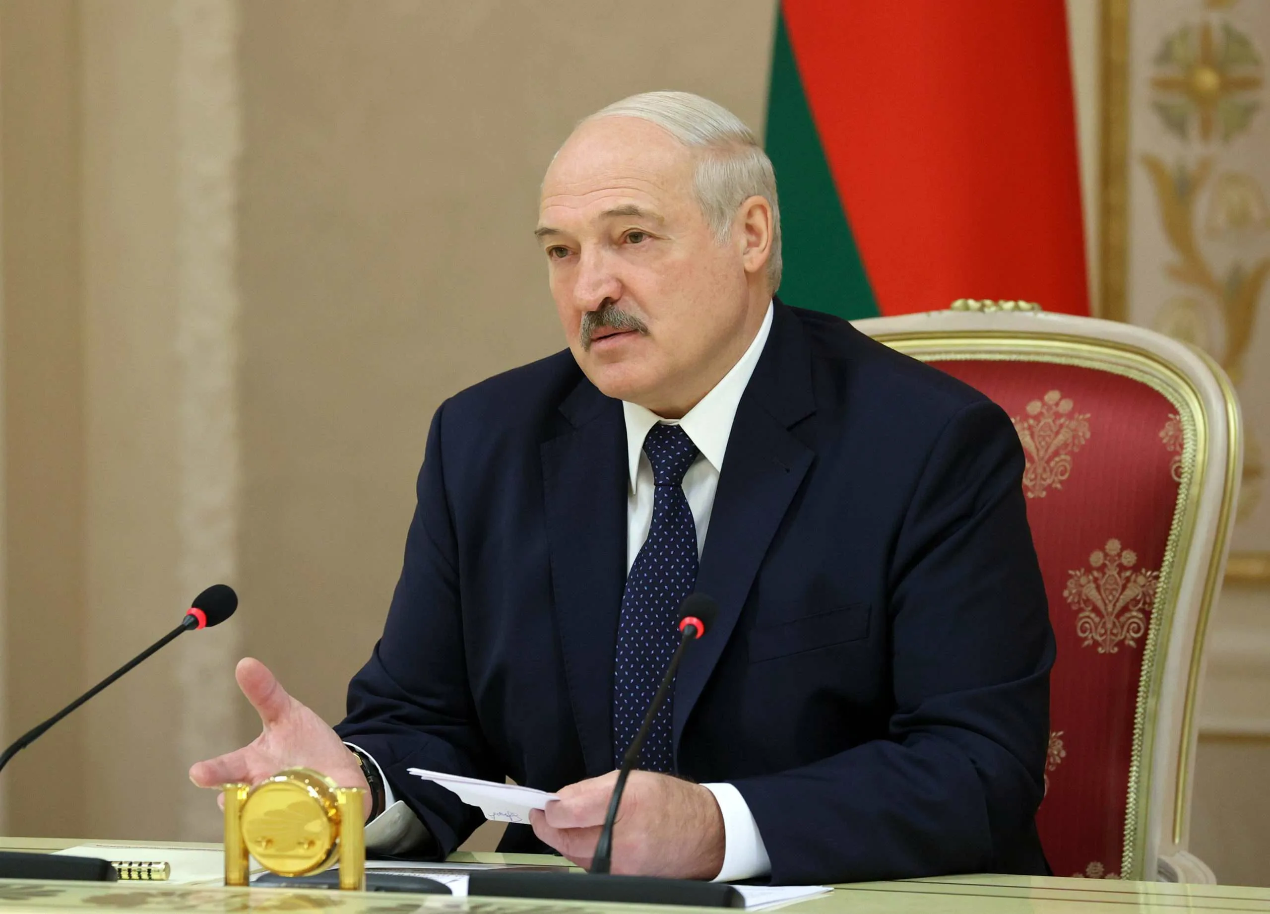 Lukaşenko Belarusda istənilən qiymət artımını qadağan edib