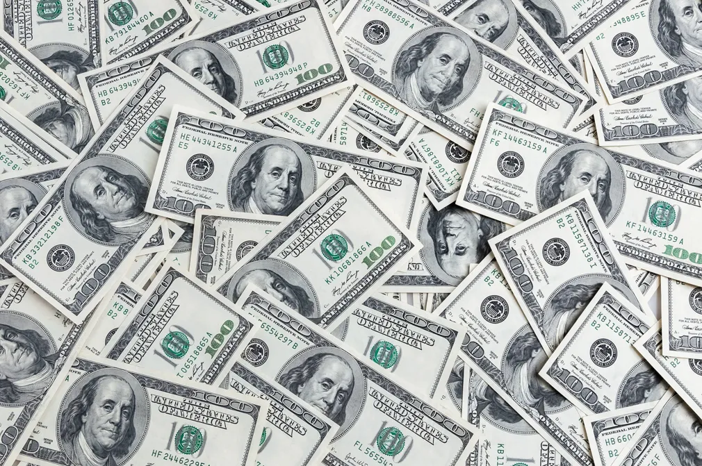 Bu ölkə iqtisadi problemlərə görə dollar satmağa başlayıb