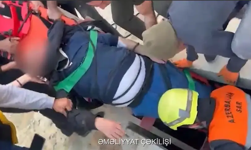 Bakıda su anbarına düşən yaşlı kişi xilas edildi - VİDEO