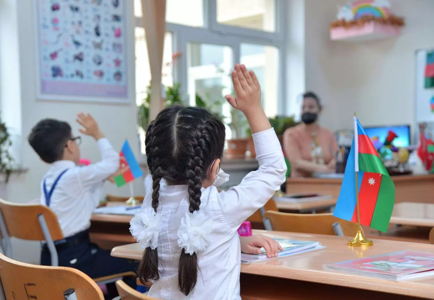 Ombudsman təhsil müəssisələrində müəllim sayının artırılmasını təklif edir