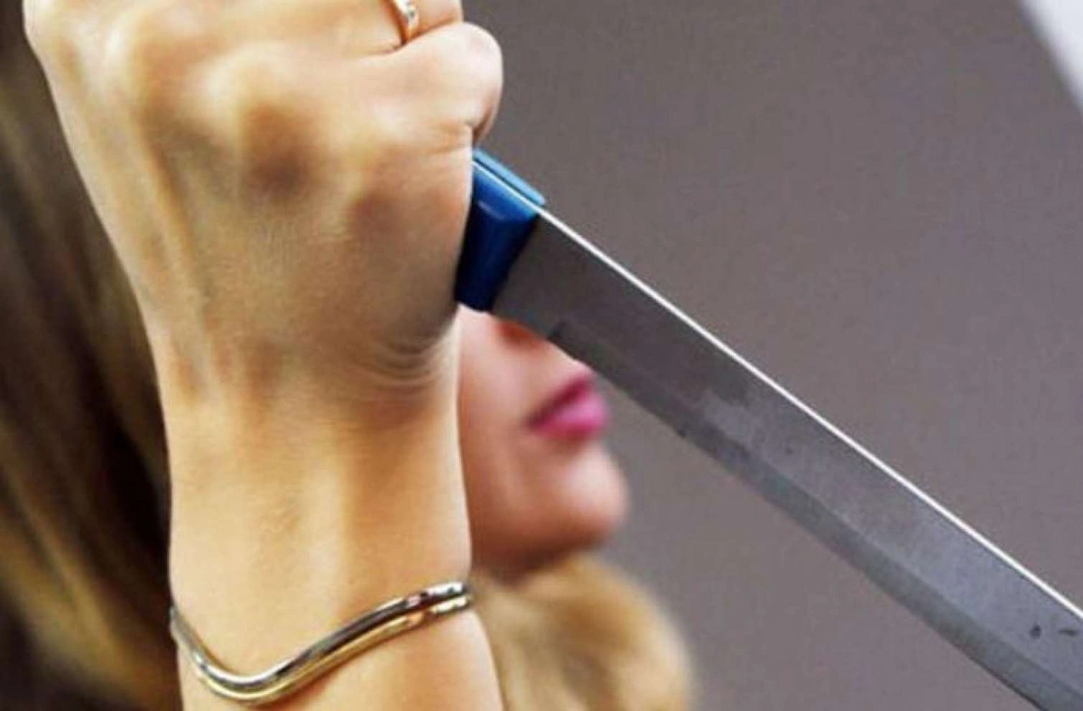 Bakıda 16 yaşlı qız keçmiş sevgilisini bıçaqlayıb