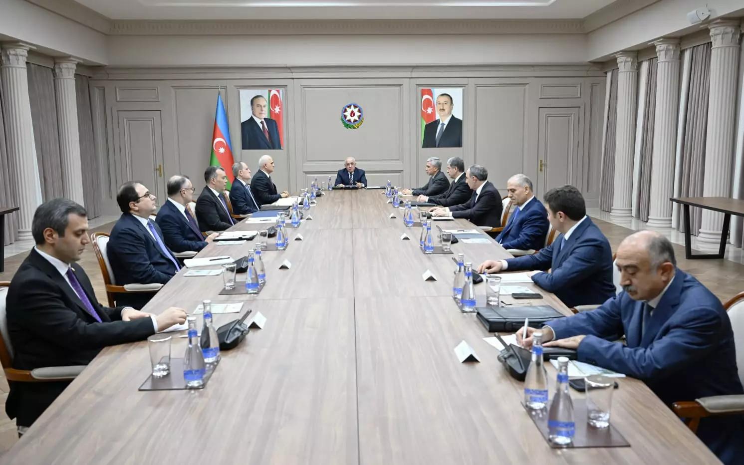 Təyyarə qəzası ilə bağlı yaradılmış Dövlət Komissiyasının iclası keçirilib, müvafiq tapşırıqlar verilib - FOTO