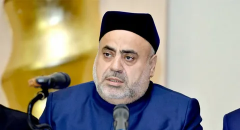 Allahşükür Paşazadə Roma Papasının xatirəsinə açılan başsağlığı kitabını imzalayıb