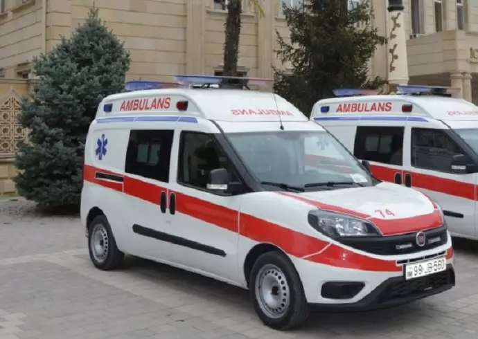 Gəncədə təcili tibbi yardım atvomobili maşınla toqquşub, xəsarət alan var