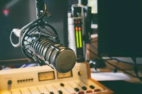 Əfqanıstan radiolarında qadın səsindən istifadə qadağan edildi