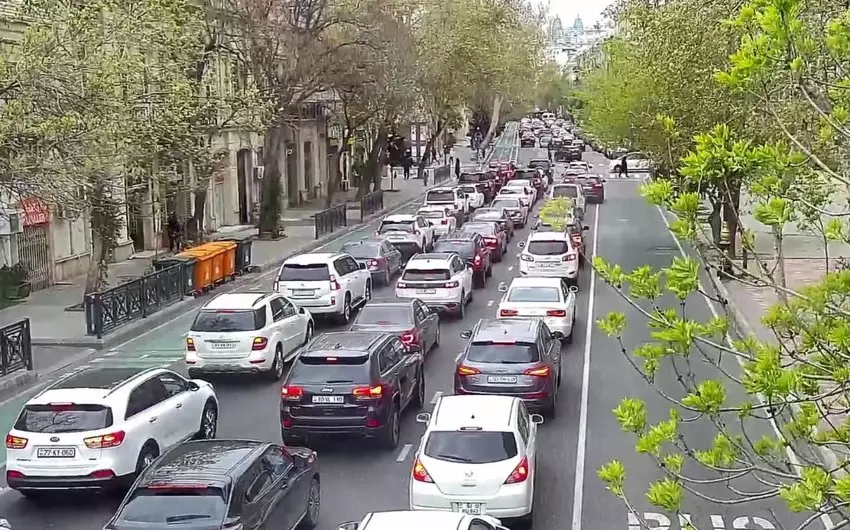Bakının bir çox yollarında tıxac müşahidə edilir - SİYAHI