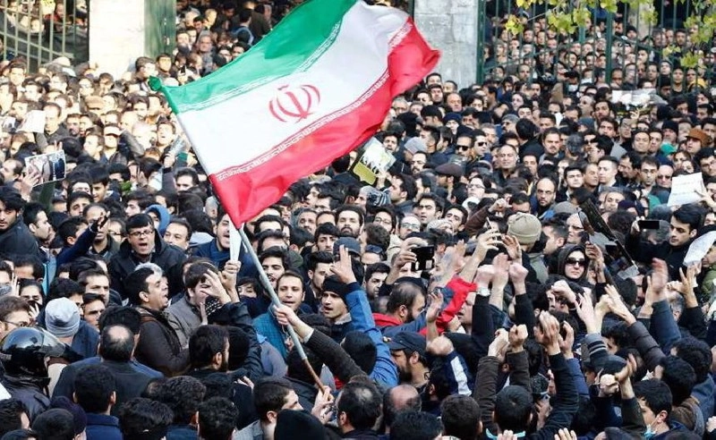 İqtisadiyyatı çökmüş İranı nələr gözləyir? Daha dualar da kömək olmur - TƏHLİL