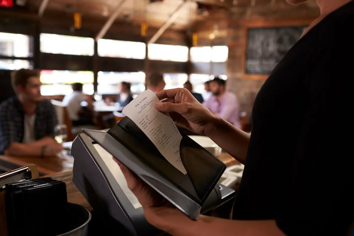 Qırğızıstanda kafe və restoranlara xidmət haqqının alınması qadağan ediləcək