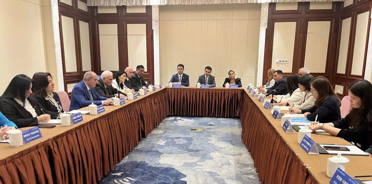 YAP nümayəndə heyətinin ÇKP Mərkəzi Komitəsinin departament direktoru ilə görüşü keçirilib