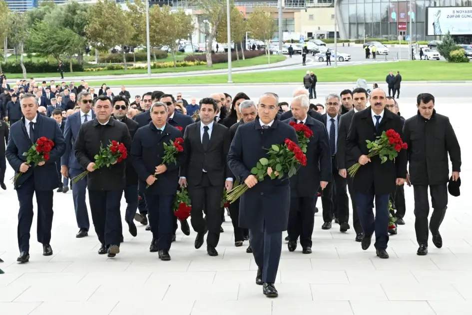 İqtisadiyyat Nazirliyinin kollektivi Zəfər parkını ziyarət edib