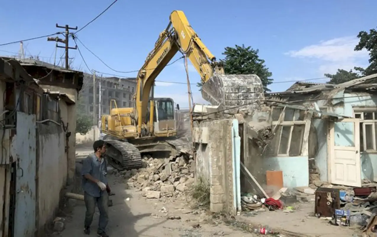 Dərnəgül bazarının arxasındakı evlər sökülür