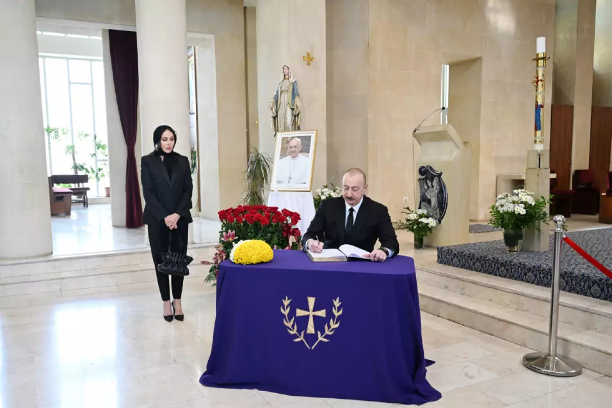 Prezident Bakıdakı Müqəddəs Məryəm Ana kilsəsində olub, Roma Papasının vəfatı ilə əlaqədar başsağlığı verib - YENİLƏNİB