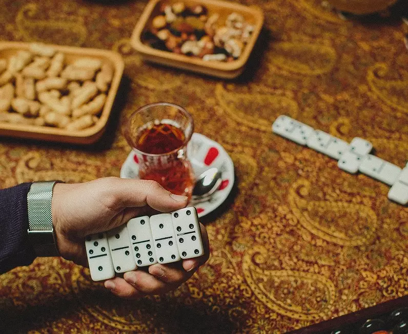 10 qəpikdən domino oynadılar - 3 min manat cərimələndilər
