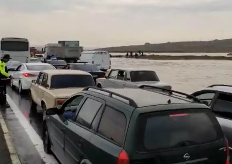 Qaradağda magistral su kəməri partladı  