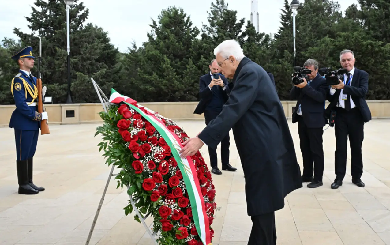 İtaliya Prezidenti Bakıda şəhidlərin xatirəsini anıb