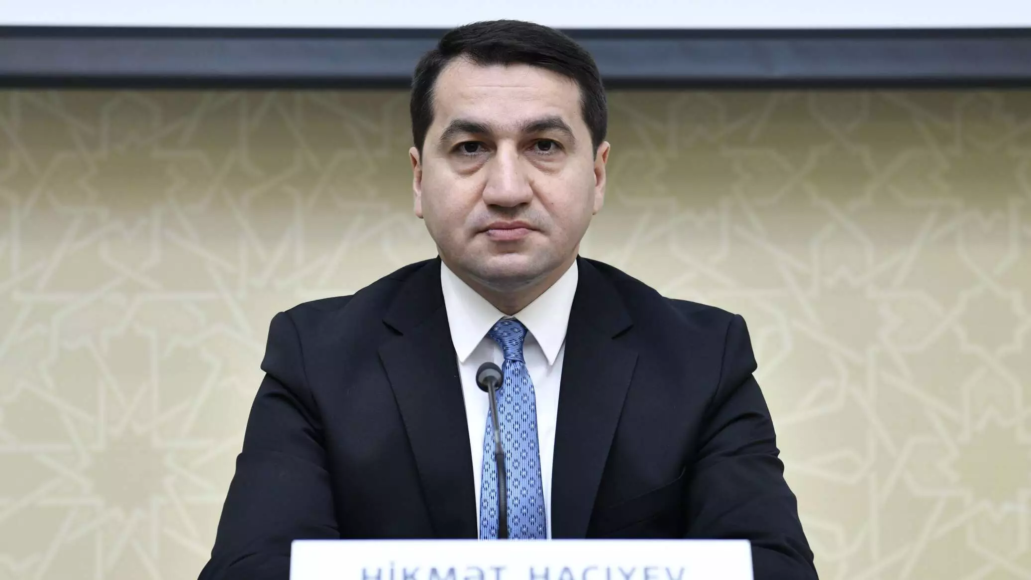 Hikmət Hacıyev NATO nümayəndələrini Azərbaycanın xarici və təhlükəsizlik siyasəti barədə məlumatlandırıb
