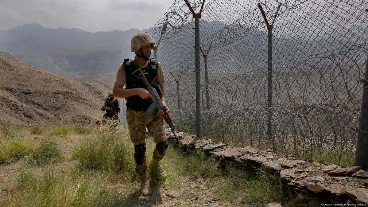 Pakistan Əfqanıstanla sərhəddə qoşunlarını yüksək hazırlıq vəziyyətinə gətirib