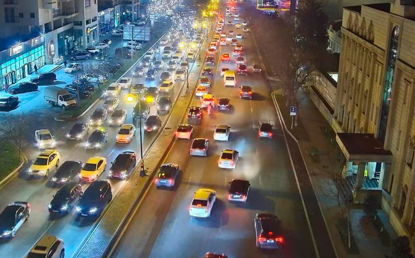 Bakıda 23 yolda tıxac var - SİYAHI