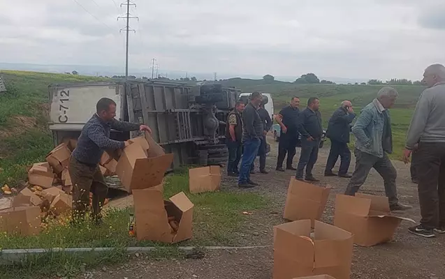 Yük maşını aşdı, çörəklər yola dağıldı - FOTO