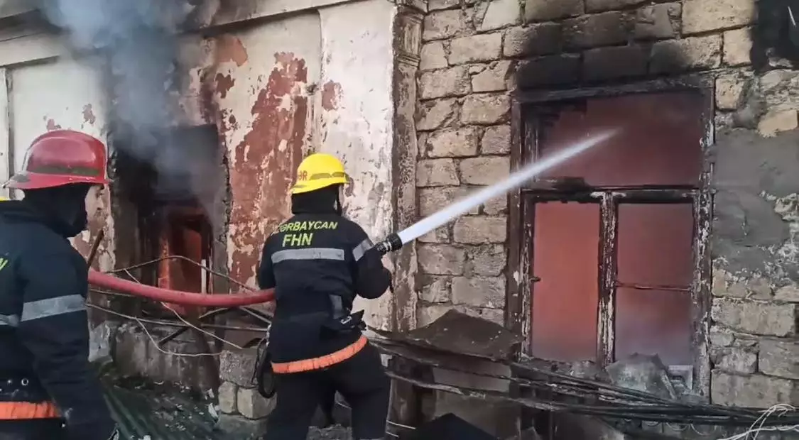 Bakıda sökülməkdə olan tikilidə yanğın baş verib - VİDEO