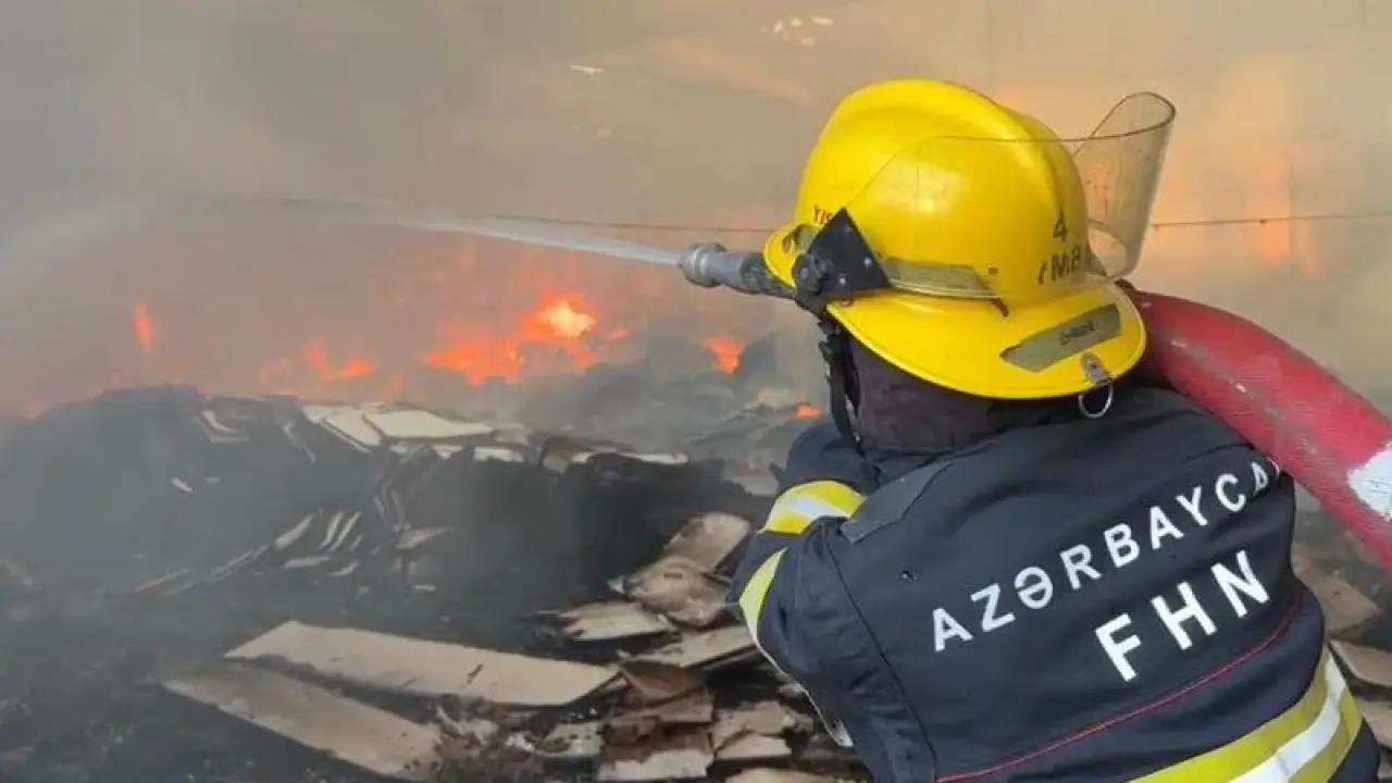 Bakıda taxtalar yığılan ərazi yanır