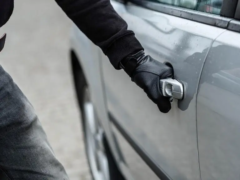 Bakıda sahibkar xanımın BMW-sindən oğurluq edilib