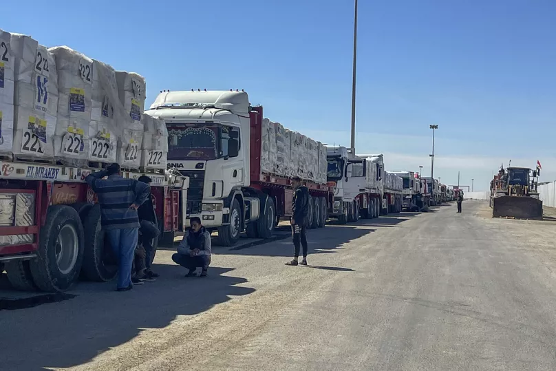 Humanitar yardım daşıyan 600 yük maşını İsrail sərhədində qalıb