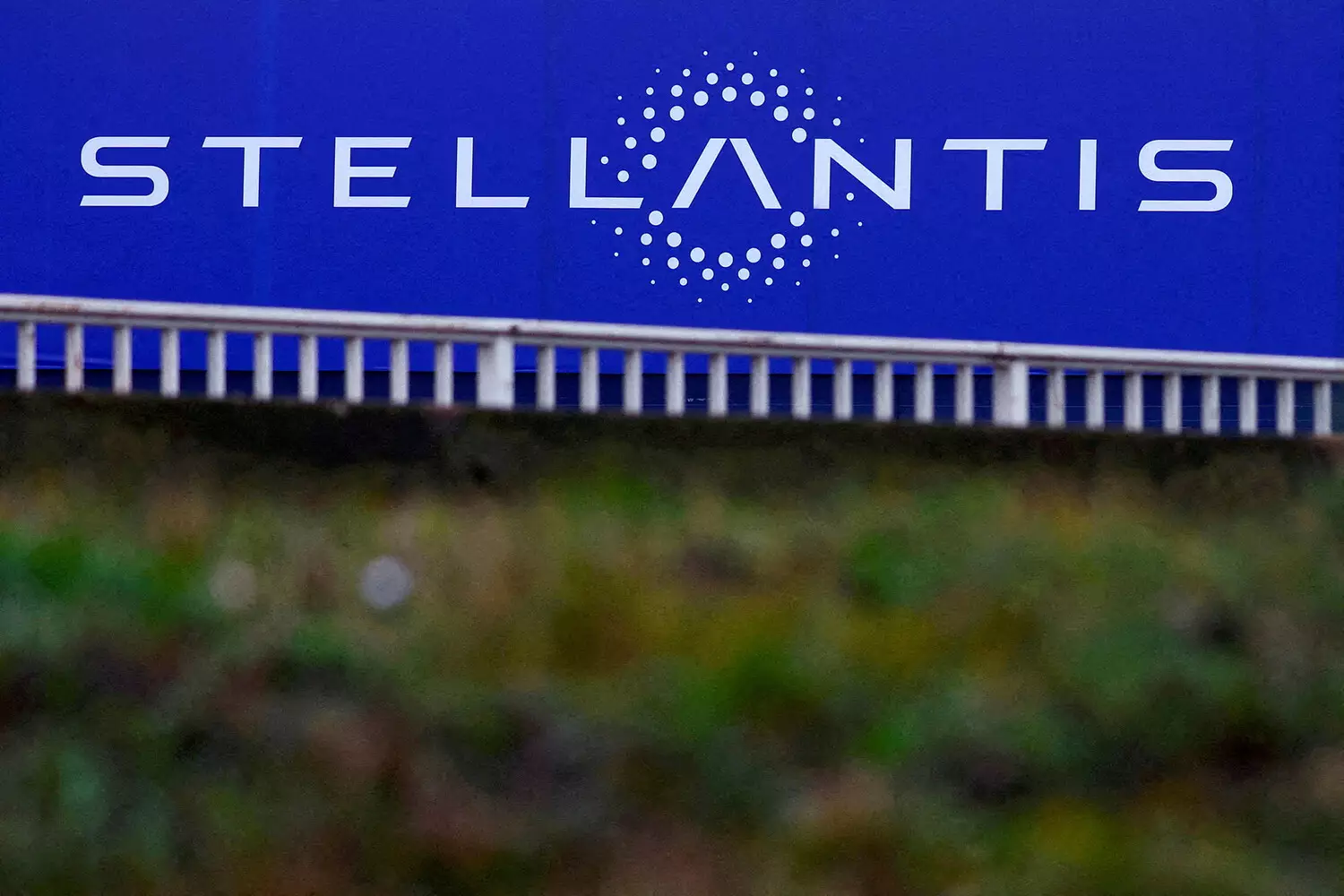 Stellantis Trampın rüsumları səbəbindən zavodlarını bağladı