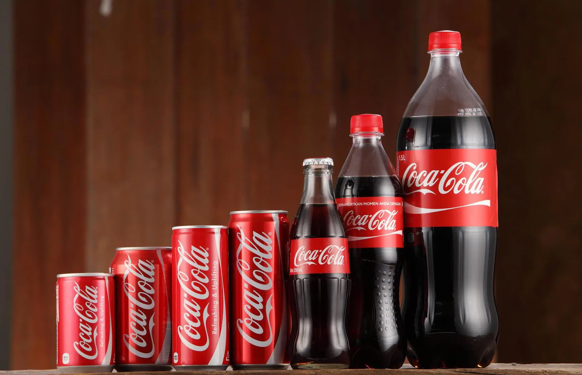 Tramp içki reseptini dəyişmək üçün “Coca-Cola” ilə razılaşıb
