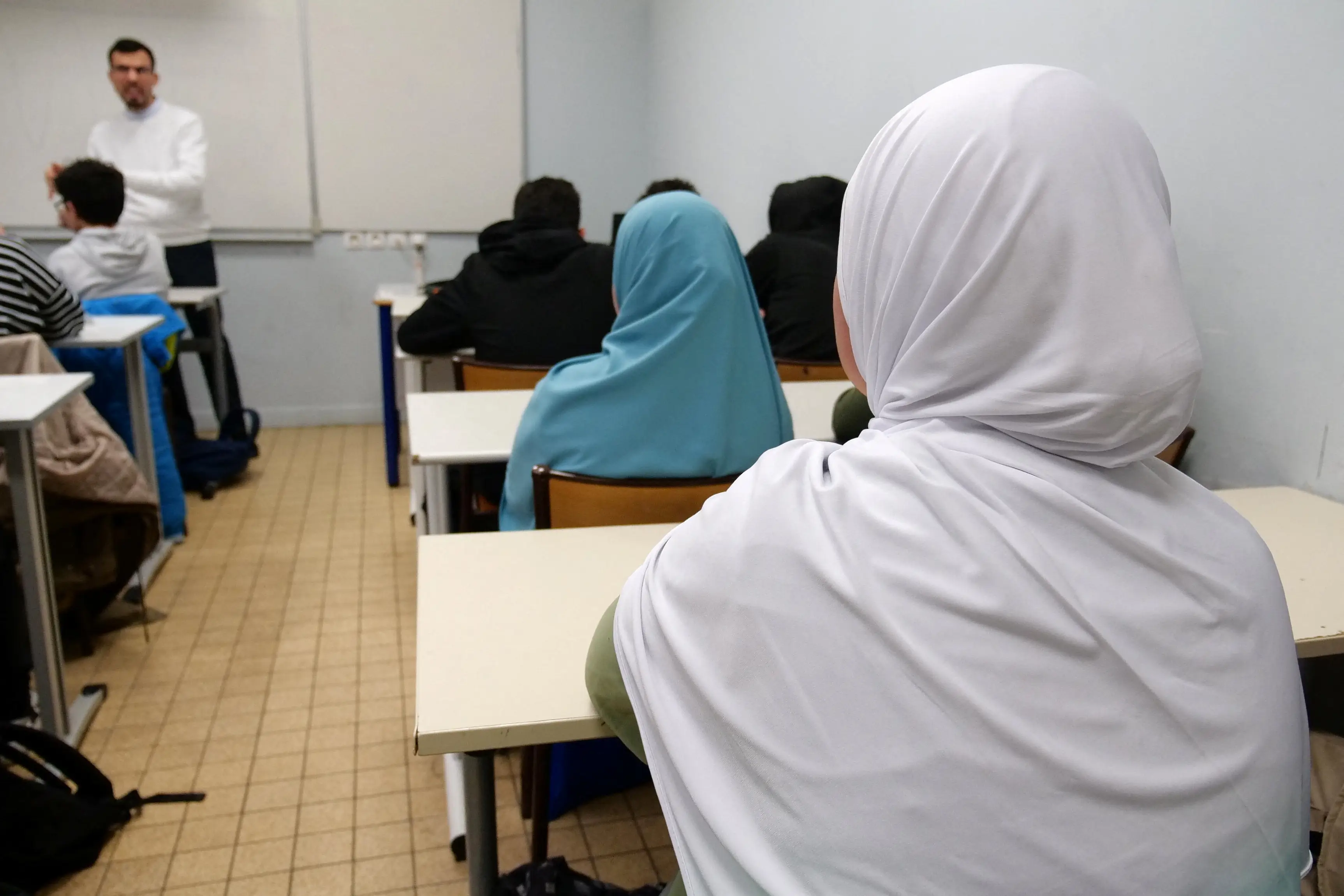 İsveçrə dövlət məktəblərində hicaba qadağa qoymayacaq