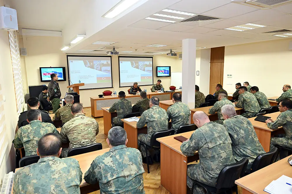 Bakıda NATO-nun mobil təlim qrupu tərəfindən kurs keçirilir - FOTO