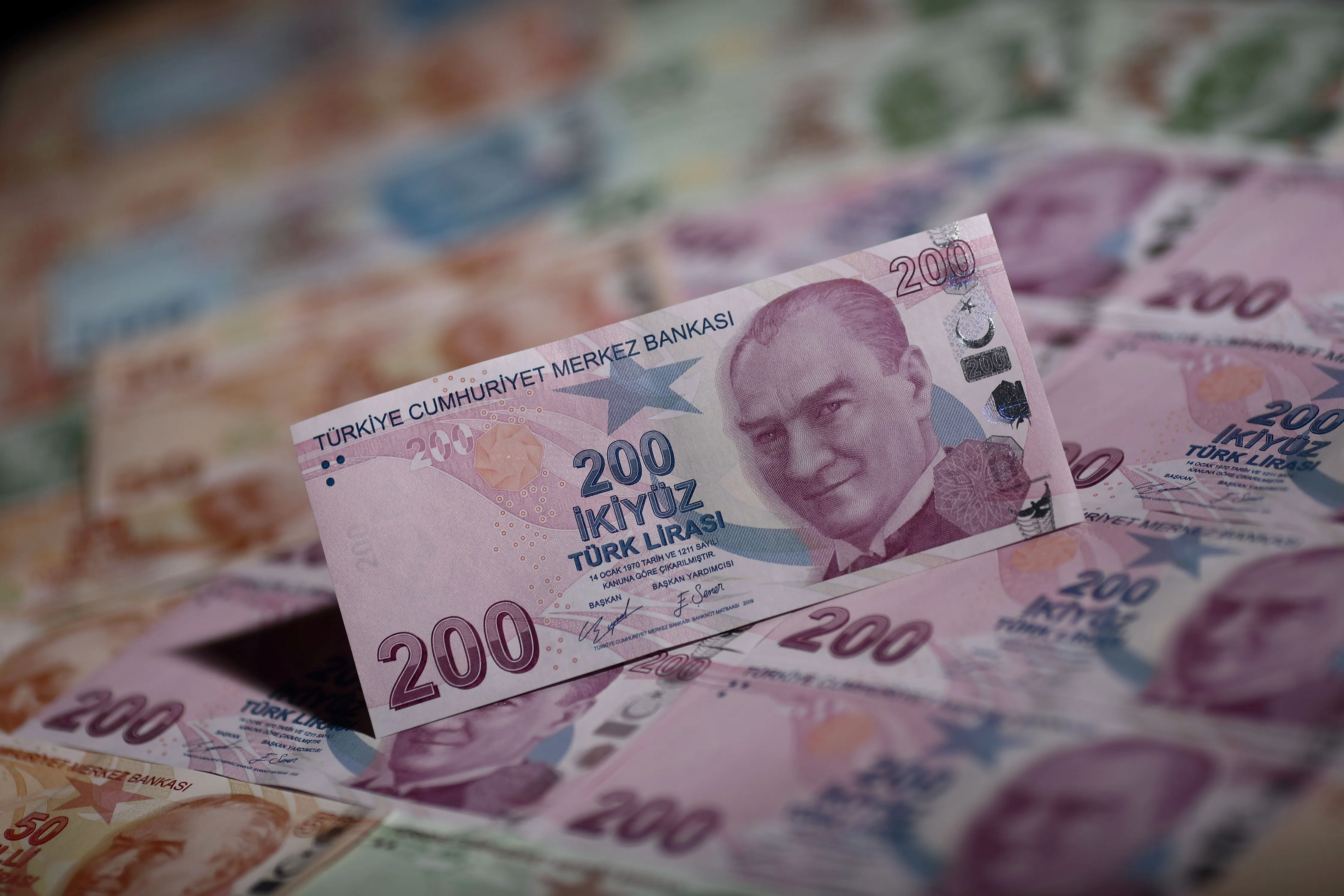 Azərbaycanda lirə ucuzlaşdı