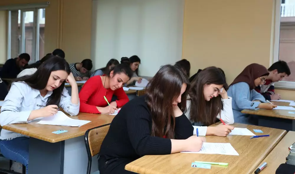 Qəbul imtahanında iştirak etmək istəyən abituriyentlərin qeydiyyatı elan edilib