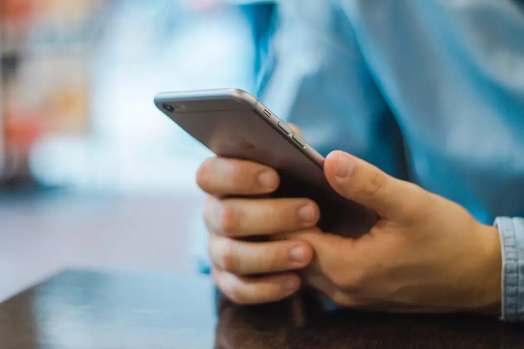 Nədən danışırıqsa, internetdə reklamı görünür – Telefonlar dinlənilir? - VİDEO