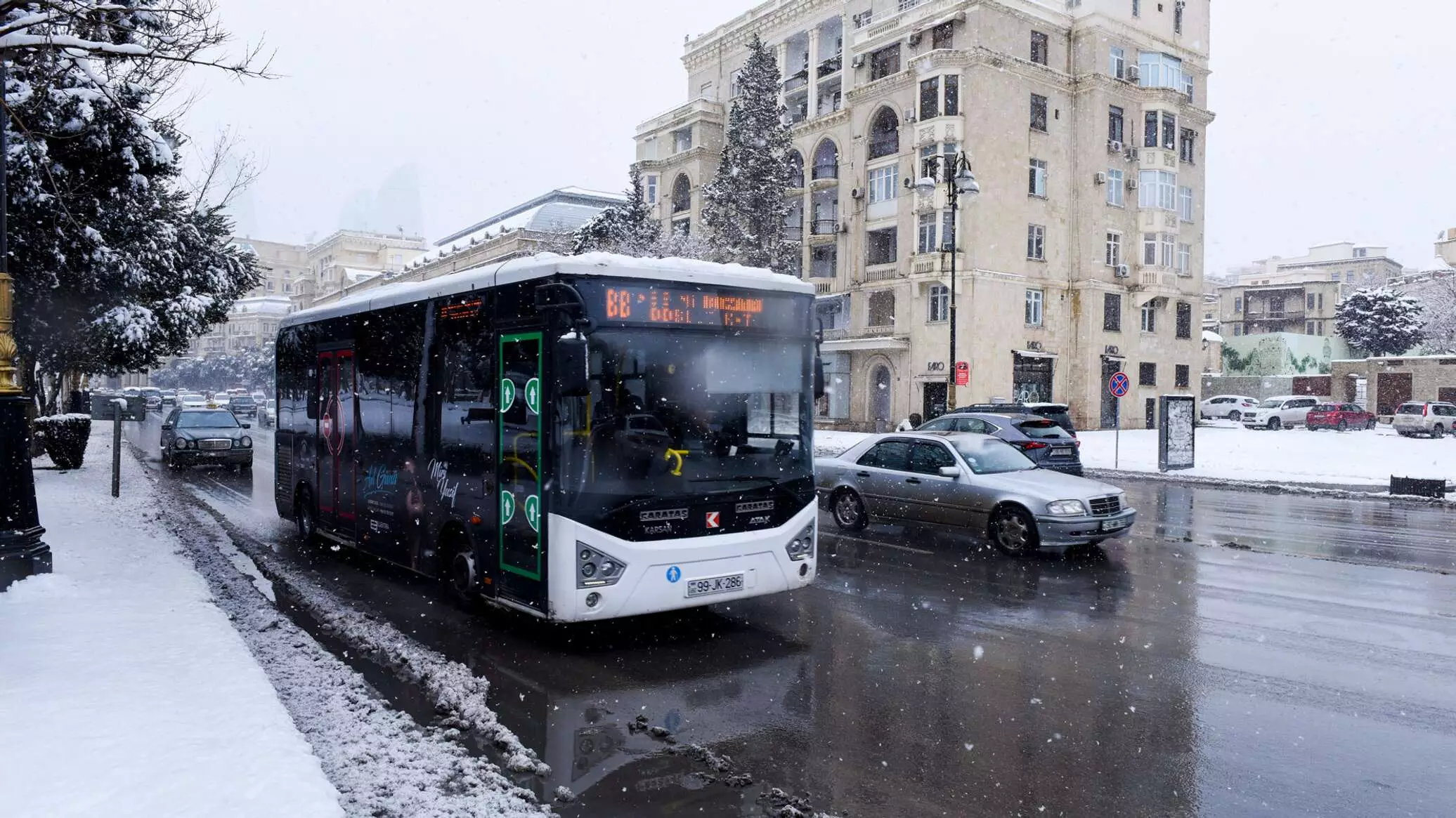 Bakıda qarlı havaya görə indiyədək 45 qəza baş verib, 61 avtomobil yolda qalıb