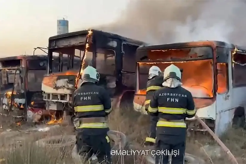 Abşeron rayonunda istismara yararsız avtobuslar yanıb - VİDEO