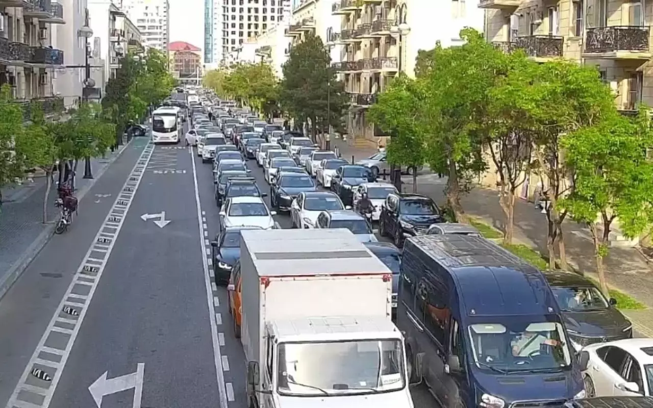 Bəzi yollarda sıxlıq var - SİYAHI