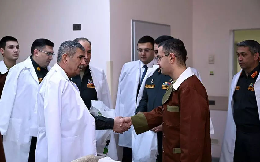 Zakir Həsənov Baş Klinik Hospitalda müalicə olunan hərbçilərlə görüşüb - VİDEO