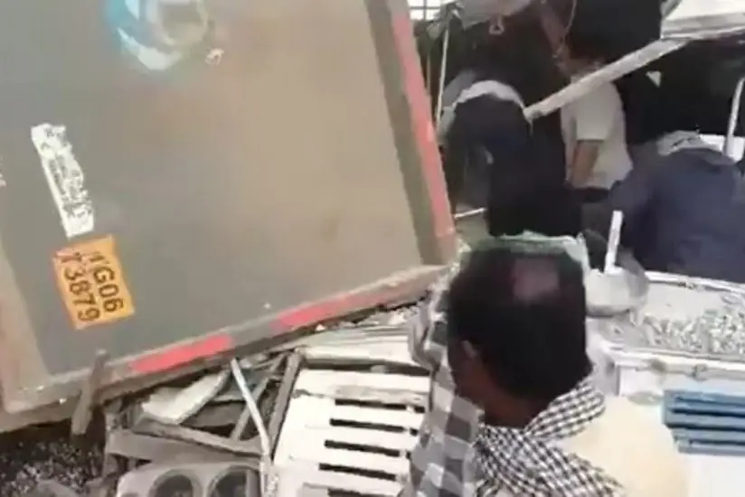 Hindistanda avtobusla yük maşınının toqquşması nəticəsində azı 24 nəfər həlak olub