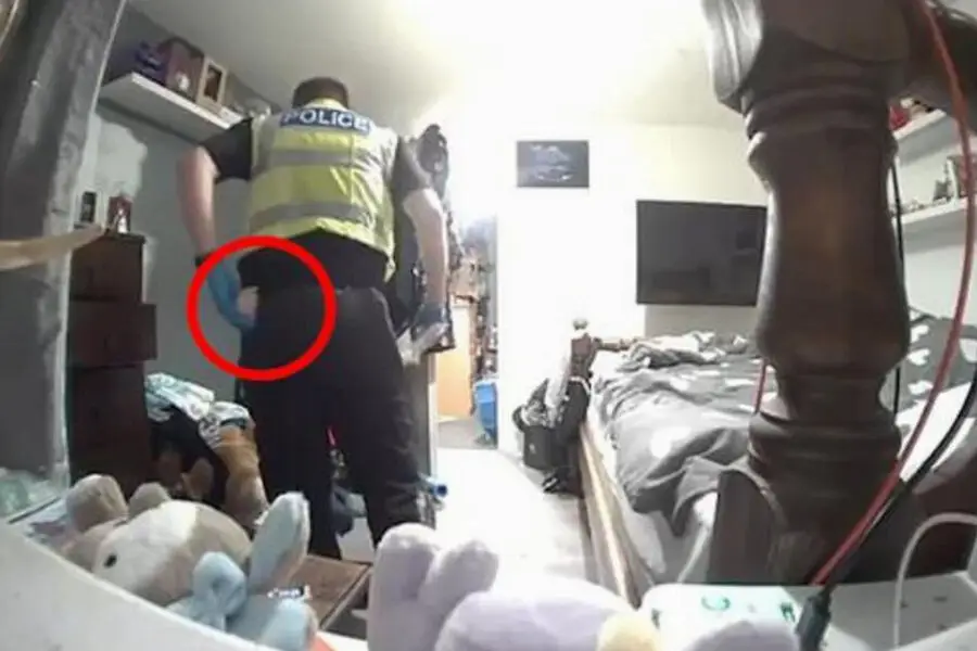 Axtarış zamanı paltar oğurlayan polis həbsə atıldı
