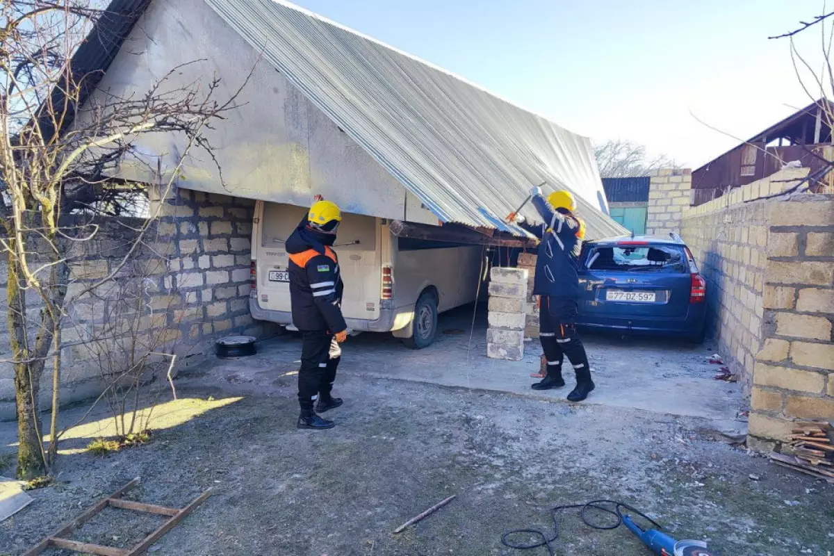 Qəbələdə külək talvarı avtomobillərin üzərinə aşırıb - FOTO